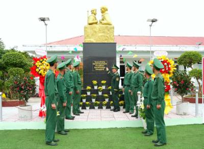 Khánh thành tượng đài “Bác Hồ với chiến sĩ Biên phòng” tại đồn Biên phòng Gành Hào. Ảnh: TTXVN phát