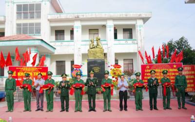 Khánh thành tượng đài “Bác Hồ với chiến sĩ Biên phòng” tại đồn Biên phòng Gành Hào. Ảnh: TTXVN phát