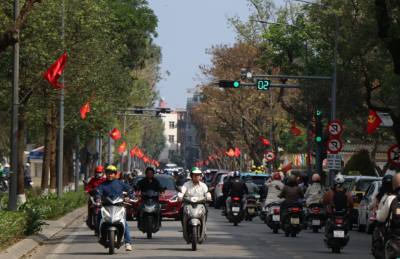 Sắc đỏ rực rỡ của cờ Tổ quốc, cờ Đảng, cùng hàng loạt băng rôn, áp phích, khẩu hiệu tuyên truyền  tại các tuyến đường trung tâm thành phố Huế. Ảnh: Văn Dũng-TTXVN