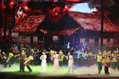 Tiết mục biểu diễn tại Chương trình hòa nhạc chính luận nghệ thuật đặc biệt “Mãi mãi niềm tin theo Đảng”. Ảnh: Minh Đức – TTXVN

