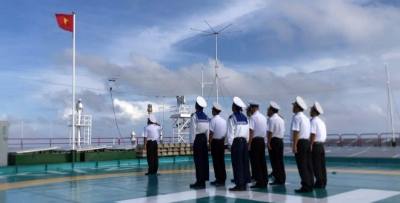 Lễ chào cờ tại Nhà giàn DK1/21. Ảnh: TTXVN phát