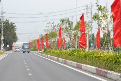 Trang trí tuyên truyền trực quan trên một trục đường chính của phường Hoa Lư, tỉnh Ninh Bình. Ảnh: Đức Phương - TTXVN