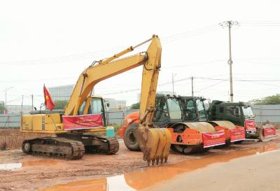 Máy móc, thiết bị đã sẵn sàng thi công dự án sau lễ khởi công. Ảnh: Đồng Thúy - TTXVN