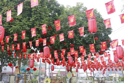 Rực rỡ lá cờ đỏ sao vàng và cờ Đảng trong trường học ở phường Yên Bái. Ảnh: Đinh Thùy - TTXVN