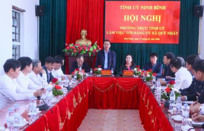 Bí thư Tỉnh ủy Ninh Bình Đặng Xuân Phong cùng đoàn công tác làm việc với Đảng ủy xã Quỹ Nhất. Ảnh: Công Luật - TTXVN