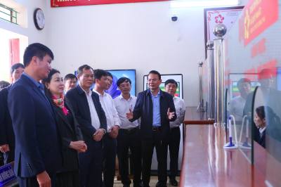 Bí thư Tỉnh ủy Ninh Bình Đặng Xuân Phong cùng đoàn công tác kiểm tra Trung tâm Phục vụ hành chính công xã Quỹ Nhất. Ảnh: Công Luật - TTXVN