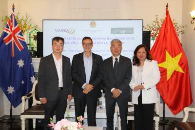 Ông Andrew Goledzinowski (thứ hai từ trái sang), nguyên Đại sứ Australia tại Việt Nam luôn nỗ lực hết sức để thúc đẩy quan hệ giữa Australia và Việt Nam trên mọi lĩnh vực. Ảnh: Thanh Tú - PV TTXVN tại Australia