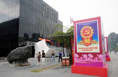 Khu vực Bảo tàng - Thư viện tỉnh Quảng Ninh đang trang trí khánh tiết chào mừng Đại hội Đảng. Ảnh: Văn Đức - TTXVN