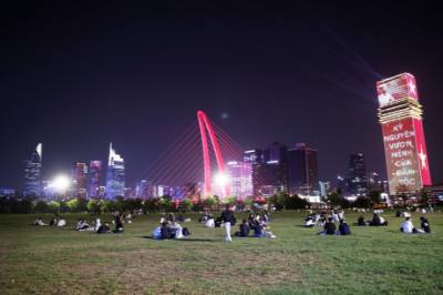 Không gian công cộng TP. Hồ Chí Minh khoác diện mạo mới chào mừng Đại hội XIV của Đảng.
Ảnh: Hồng Đạt - TTXVN
