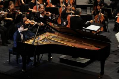 Nghệ sĩ piano Nguyễn Việt Trung biểu diễn tại chương trình. Ảnh: TTXVN phát