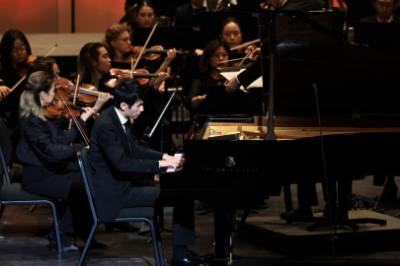 Nghệ sĩ piano Eric Lu - người vừa giành quán quân tại Cuộc thi piano quốc tế Fryderyk Chopin lần thứ 19 tại Ba Lan biểu diễn tại chương trình. Ảnh: TTXVN phát