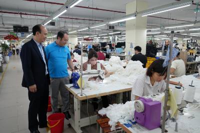 Ông Phạm Tuấn Anh, Bí thư Đảng ủy, Tổng Giám đốc Công ty Cổ phần Tiên Hưng (Áo đen) chỉ đạo, kiểm tra dây chuyền may. Ảnh Mạnh Khánh-TTXVN
