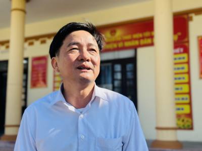 Ông Ngô Xuân Quang, Phó Chủ tịch UBND xã Nhân Hà, tỉnh Ninh Bình chia sẻ với phóng viên TTXVN về giai đoạn địa phương cùng đất nước chuyển mình Đổi mới. Ảnh: Việt Đức - TTXVN 