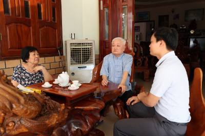 Bà Trần Thị Sửa (Sáu Sửa, bìa trái) 82 tuổi với 63 năm tuổi Đảng, Anh hùng Lực lượng vũ trang nhân dân, nguyên Phó Chủ tịch UBND tỉnh Long An (cũ) và ông Đặng Văn Ninh (Hai Ninh, ở giữa), 88 tuổi với 68 năm tuổi Đảng, từng giữ chức Phó Chủ tịch Thường trực UBND tỉnh Tây Ninh (cũ) dù cả 2 hiện nay sức khỏe yếu nhưng vẫn gửi gắm nhiều tâm tư, tình cảm đến Đại hội XIV. Ảnh: TTXVN