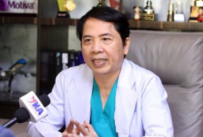 Tiến sĩ, Bác sĩ Heng LiHong chia sẻ quan điểm xoay quanh đột phá chiến lược về nhân lực, kỳ vọng về mô hình tăng trưởng mới và nhiều vấn đề quan trọng khác của đất nước trong cuộc phỏng vấn phóng viên TTXVN tại Phnom Penh. Ảnh: Quang Anh - PV TTXVN tại Campuchia