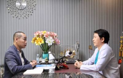 Tiến sĩ, Bác sĩ Heng LiHong - Phó Chủ tịch kiêm Tổng thư ký Hiệp hội Doanh nghiệp Việt Nam-Campuchia (VCBA), Ủy viên Ban Thường vụ Hiệp hội Doanh nhân Việt Nam ở nước ngoài (BAOOV), Giám đốc MED115 CLINIC tại Campuchia - trả lời phỏng vấn phóng viên TTXVN. Ảnh: Quang Anh - PV TTXVN tại Campuchia