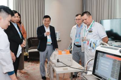 Đoàn kiểm tra số 2 đến kiểm tra, giám sát công tác trực cấp cứu, khám chữa bệnh phục vụ Đại hội XIV của Đảng tại khách sạn Lotte. Ảnh: Minh Quyết - TTXVN