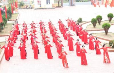 Chương trình “Giao lưu dân vũ chào mừng Đại hội đại biểu toàn quốc lần thứ XIV của Đảng” tại xã Tân An thu hút hơn 500 nghệ sĩ không chuyên đến từ các câu lạc bộ dân vũ của 16 thôn trên địa bàn tham gia biểu biểu diễn. Ảnh: Mạnh Minh – TTXVN