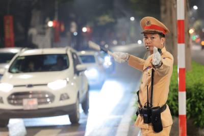 Lực lượng chức năng điều tiết giao thông tại nút giao Kim Mã - Giang Văn Minh. Ảnh: TTXVN