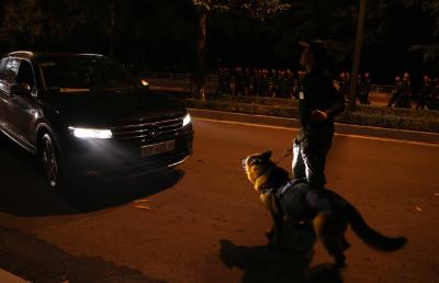 Lực lượng an ninh kiểm tra toàn bộ các phương tiện vào Trung tâm Hội nghị Quốc gia. Ảnh: TTXVN