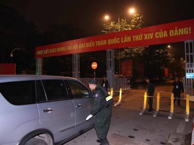 安全部队检查所有进入国家会议中心的车辆。 照片：越通社