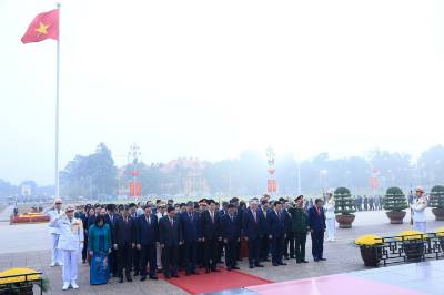 Các đại biểu thành kính tưởng niệm Chủ tịch Hồ Chí Minh. Ảnh: TTXVN