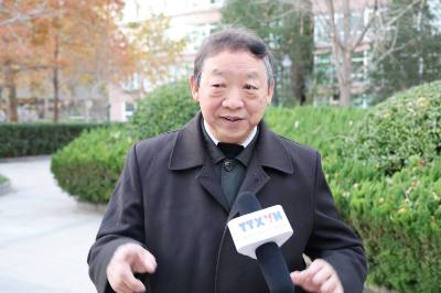 Giáo sư Chu Chấn Minh trả lời phỏng vấn phóng viên TTXVN tại Trung Quốc. Ảnh: Quang Hưng - PV TTXVN tại Trung Quốc