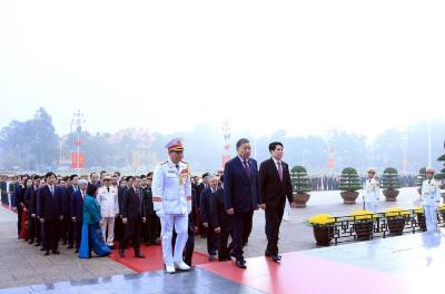 Các đại biểu vào Lăng viếng Chủ tịch Hồ Chí Minh. Ảnh: TTXVN