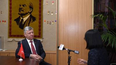 Phó Chủ tịch thứ nhất BCH TƯ Đảng Cộng sản Liên bang Nga (KPRF), Nghị sĩ Dmitry Georgievich Novikov trả lời phỏng vấn phóng viên TTXVN tại Nga. Ảnh: Trần Hải - PV TTXVN tại Nga