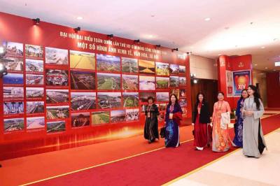 出席全国代表大会的代表参观展览。 越通社照片