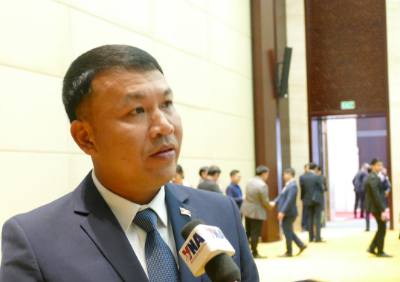 Đại sứ Campuchia tại Lào Hulkrang Phanang chia sẻ nhận định về Đại hội XIV. Ảnh: Xuân Tú - PV TTXVN tại Lào