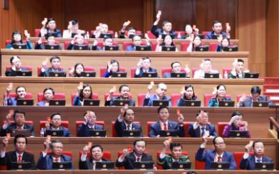 Đại biểu biểu quyết thông qua Quy chế làm việc của Đại hội. Ảnh: TTXVN