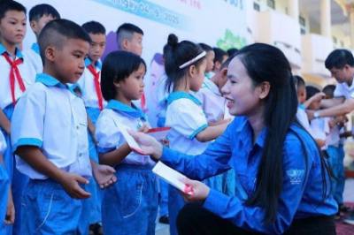 Thanh niên Hà Tĩnh luôn quan tâm, chăm lo cho thế hệ mầm non đất nước. Ảnh: TTXVN phát