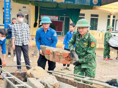 Thanh niên Hà Tĩnh hỗ trợ người dân bị ảnh hưởng của thiên tai bão lũ. Ảnh: TTXVN phát