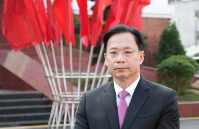 Đồng chí Hoàng Văn Nghiệm, Bí thư Tỉnh ủy Sơn La, Trưởng Đoàn đại biểu Đảng bộ tỉnh, trả lời phỏng vấn. Ảnh: Nguyễn Cường - TTXVN 