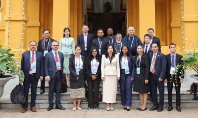 Các đại biểu chụp ảnh lưu niệm. Ảnh: TTXVN phát