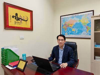 Tiến sĩ Tô Xuân Thao, Viện trưởng Viện Nghiên cứu Doanh nghiệp vừa và nhỏ, khẳng định việc xác lập vị thế kinh tế tư nhân không chỉ là "động lực" mà đã vươn lên thành "trụ cột" vững chắc của nền kinh tế độc lập, tự chủ. Ảnh: Diệu Thúy -TTXVN