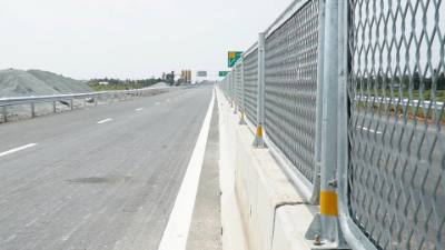 Các hạng mục an toàn giao thông trên cao tốc hoàn chỉnh. Ảnh: Tuấn Phi - TTXVN