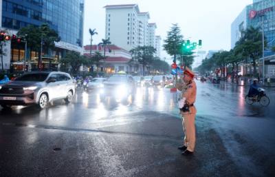 Lực lượng chức năng điều tiết giao thông tại nút giao Kim Mã - Nguyễn Chí Thanh. Ảnh: TTXVN