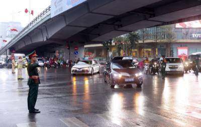 Lực lượng chức năng điều tiết giao thông trên các tuyến đường có xe đưa đoàn đại biểu đến Trung tâm Hội nghị Quốc gia. Ảnh: TTXVN