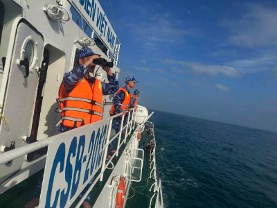 Cán bộ chiến sĩ Bộ Tư lệnh Vùng Cảnh sát biển 2 tuần tra, thực thi pháp luật trên biển, lập thành tích chào mừng Đại hội XIV của Đảng. Ảnh: Đoàn Hữu Trung - TTXVN