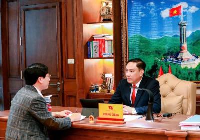 Đồng chí Hoàng Giang, Phó Bí thư Thường trực Tỉnh uỷ Lào Cai, Phó trưởng đoàn đại biểu tỉnh Lào Cai dự Đại hội XIV của Đảng trả lời phỏng vấn của phóng viên. Ảnh: TTXVN phát