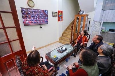 Nhân dân phường Bạch Mai (Hà Nội) theo dõi trực tiếp Lễ khai mạc trọng thể Đại hội XIV của Đảng Cộng sản Việt Nam. Ảnh: TTXVN