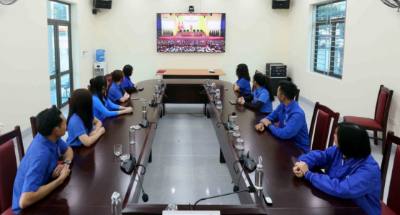 Đoàn viên thanh niên phường Chiềng Cơi (Sơn La) theo dõi tiến trình Đại hội qua sóng tryền hình trực tiếp. Ảnh: Quang Quyết - TTXVN