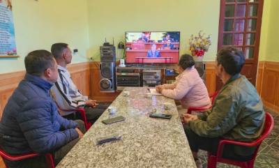 Người dân thôn Việt Yên, xã Thanh Yên theo dõi truyền hình trực tiếp Đại hội XIV của Đảng. Ảnh: TTXVN phát