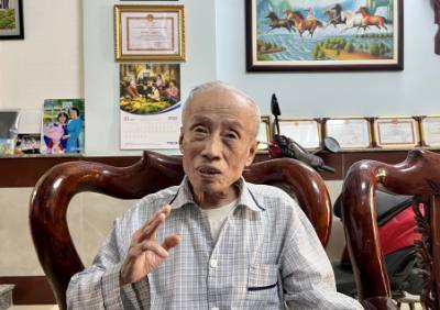 Ông Phan Minh Huệ, nguyên cán bộ, giảng viên Trường Đại học Giao thông vận tải Thành phố Hồ Chí Minh, chia sẻ với phóng viên TTXVN. Ảnh: Tiến Lực - TTXVN