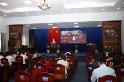 Các đảng viên, cán bộ phường Bạc Liêu (tỉnh Cà Mau) theo dõi truyền hình trực tiếp phiên khai mạc Đại hội XIV của Đảng. Ảnh: Chanh Đa-TTXVN