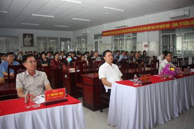 Đảng viên, cán bộ phường Vĩnh Trạch (tỉnh Cà Mau) theo dõi truyền hình trực tiếp phiên khai mạc Đại hội XIV của Đảng. Ảnh: Chanh Đa-TTXVN