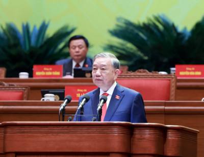 Tổng Bí thư Tô Lâm trình bày Báo cáo của Ban Chấp hành Trung ương Đảng khóa XIII về các văn kiện trình Đại hội XIV của Đảng. Ảnh: TTXVN