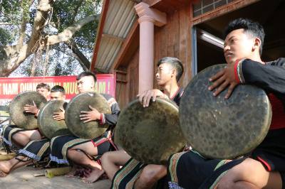 Đánh cồng chiêng, múa hát thể hiện niềm vui, sự tin tưởng và kỳ vọng vào thành công của Đại hội. Ảnh: Nguyên Dung – TTXVN